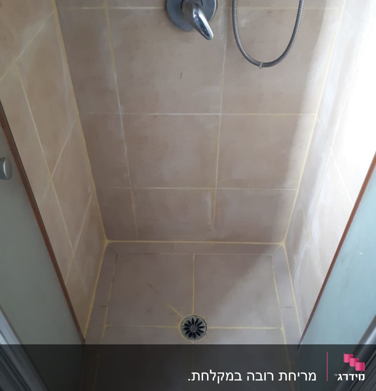 מקלחת עם ברז וכיסוי ניקוז ברצפה